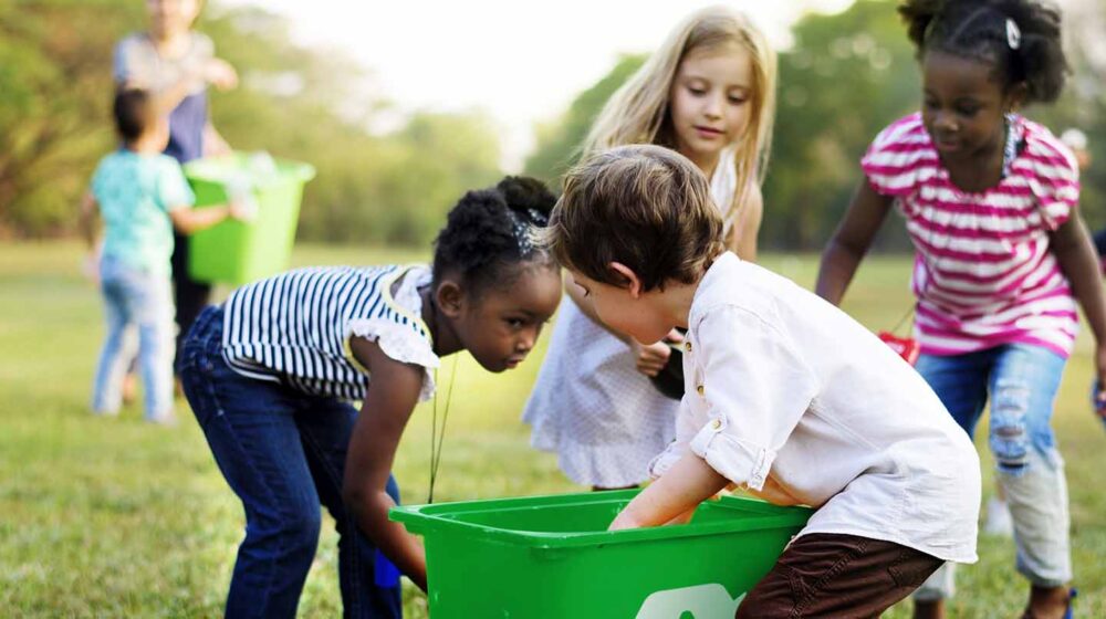 Kids volunteering